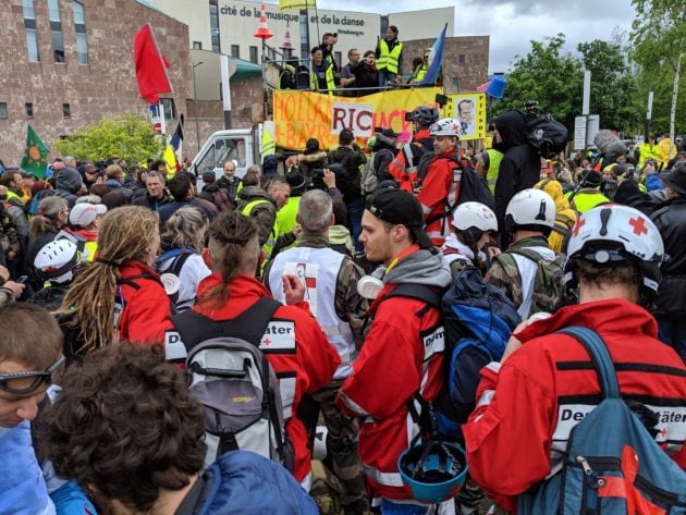 Des streets medics allemands sont parmi les manifestants (Photo Guillaume Krempp / Rue89 Strasbourg / cc)