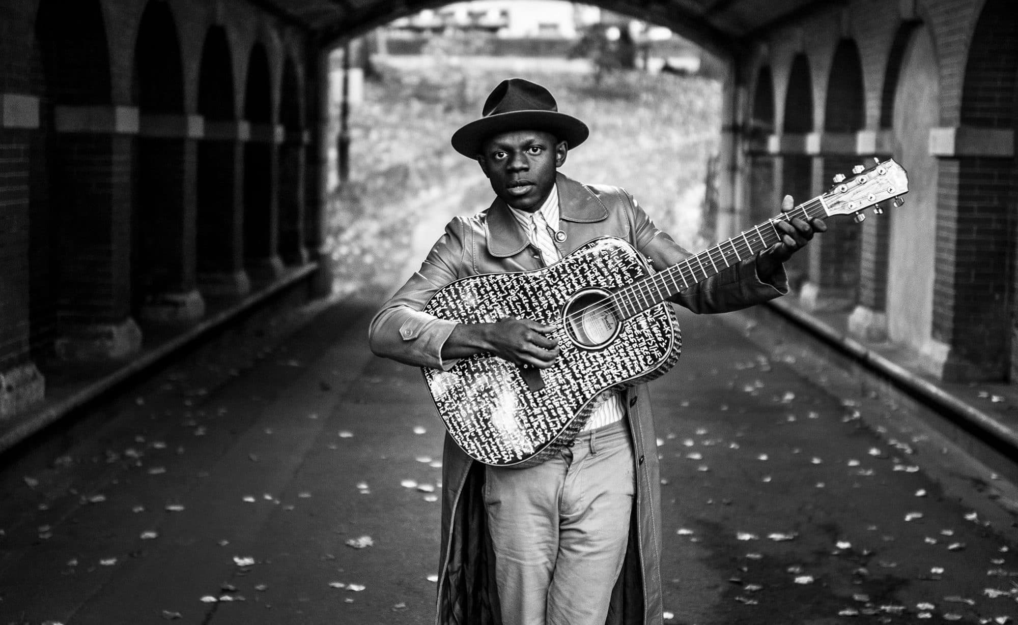 J.S. Ondara raconte son rêve folk américain à l’Espace Django vendredi