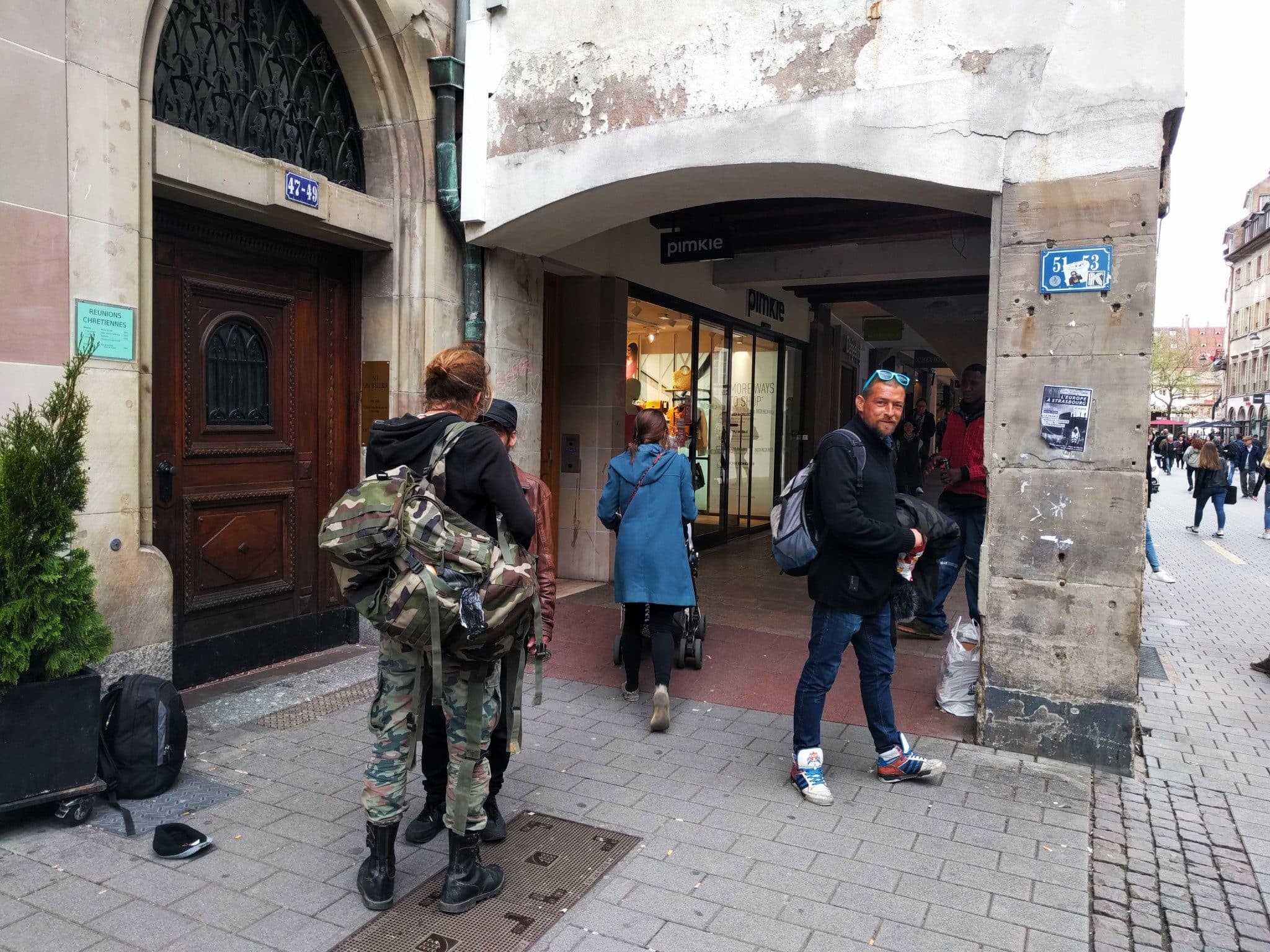 Rue des Grandes-Arcades, plusieurs groupes utilisent le point de passage pour demander la pièce... (Photo PF / Rue89 Strasbourg / cc)
