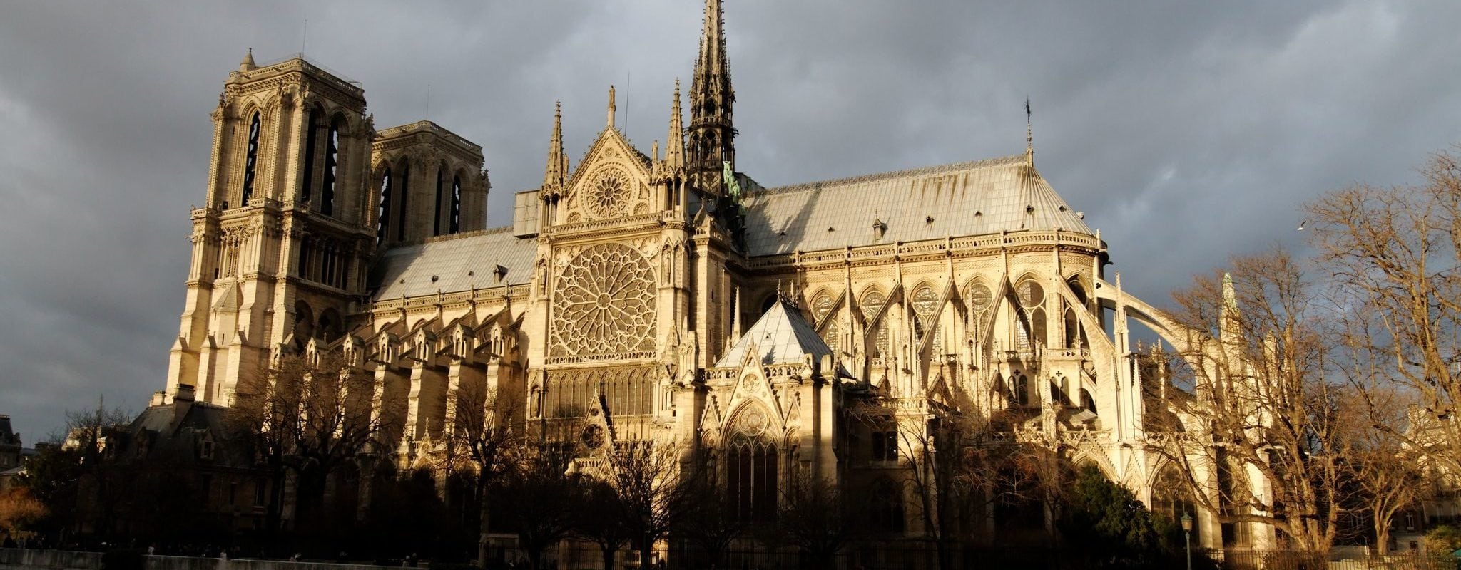 La cathédrale Notre-Dame de Paris en partie détruite par un incendie