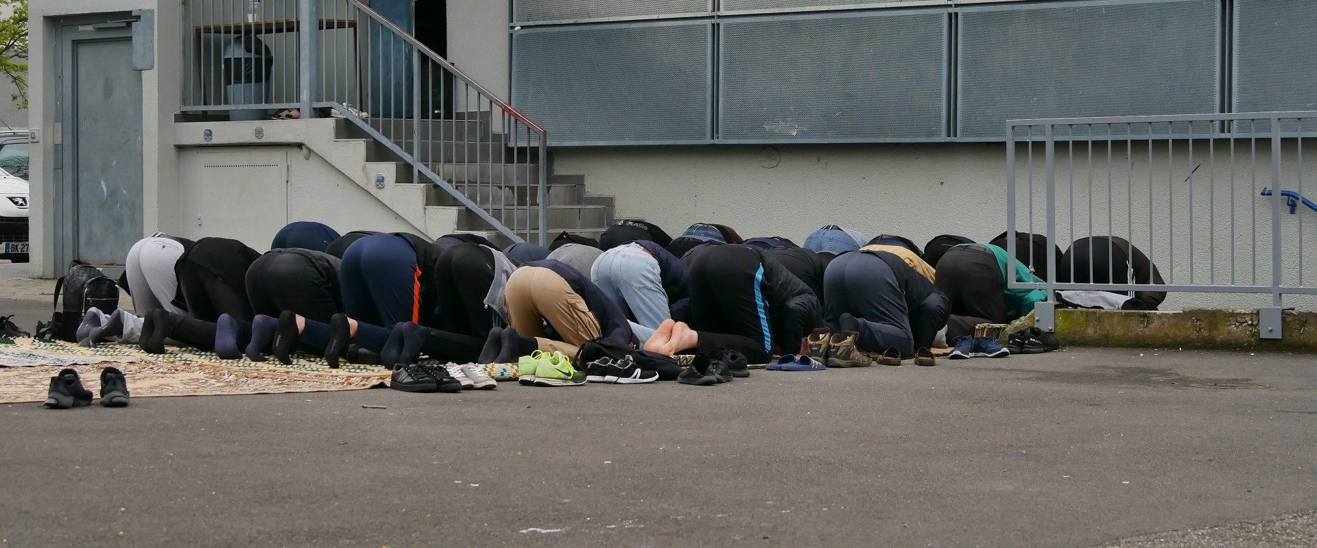 À l’Elsau, chaque vendredi, des Musulmans doivent encore prier dehors