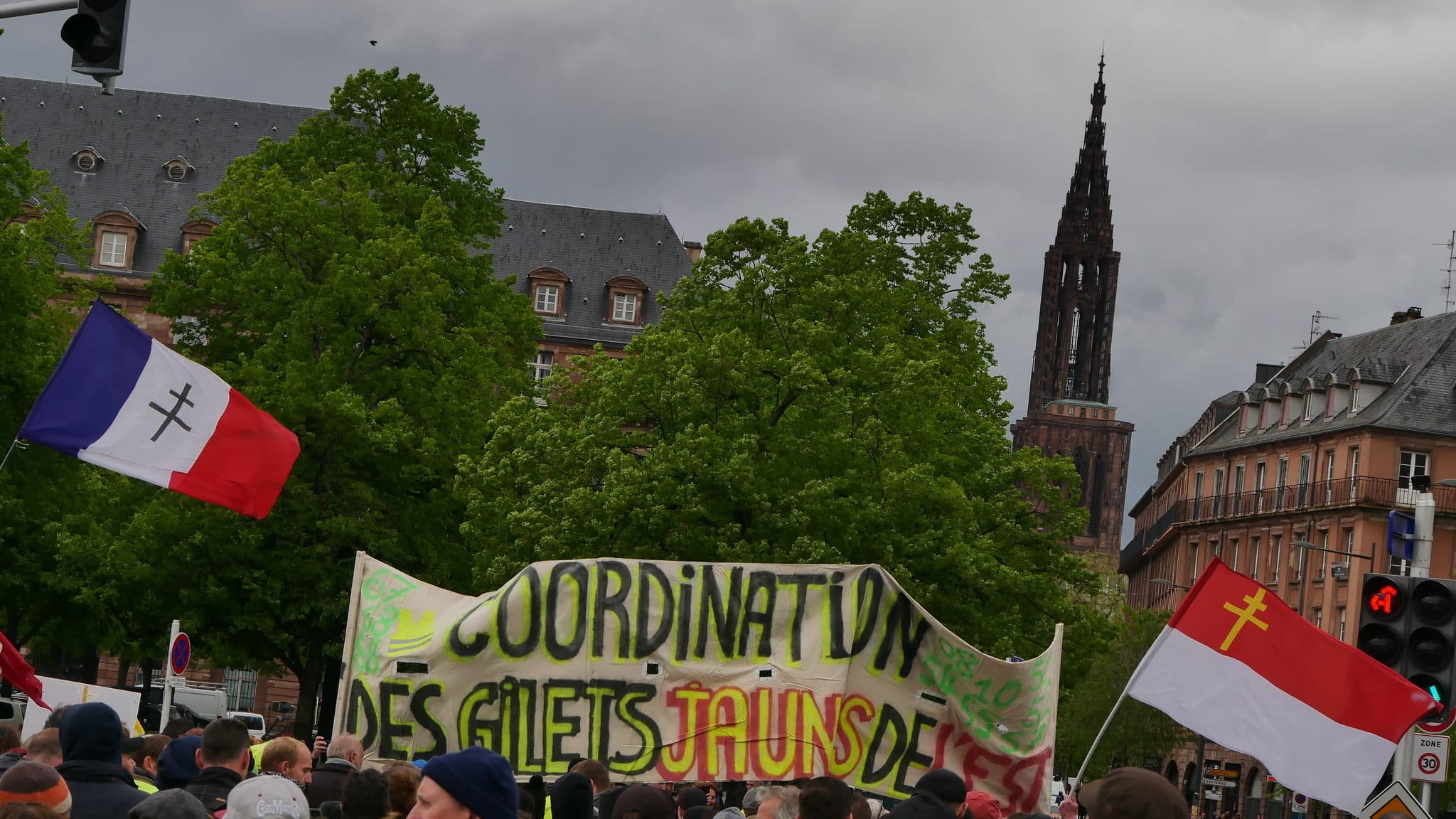 En images, un acte 24 humide, dispersé au gaz et sans trop de casse