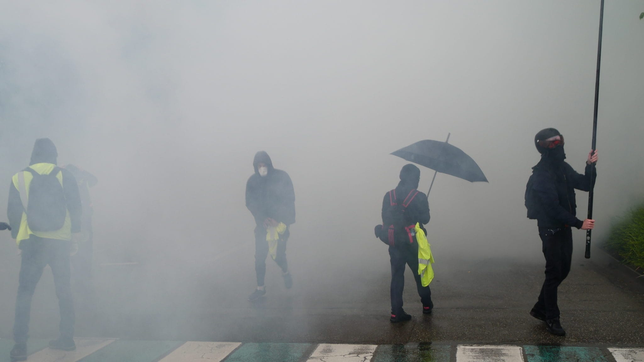 Un acte 24 timide, noyé sous la pluie et les gaz lacrymogènes