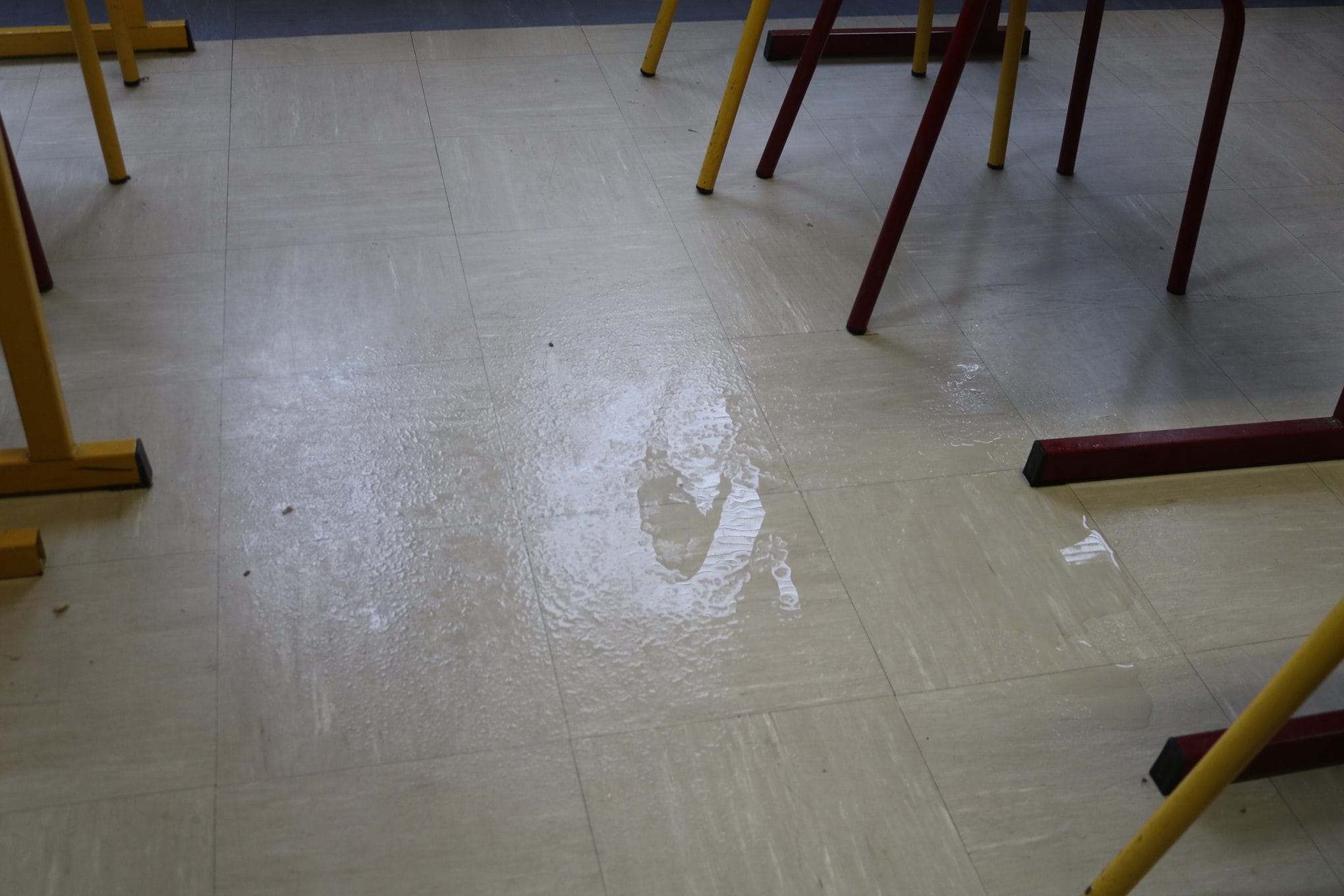 Le trou dans le plafond d'une salle de classe du "Platane" laisse passer l'eau en ce jour de pluie (Photo DL/Rue 89 Strasbourg/cc)