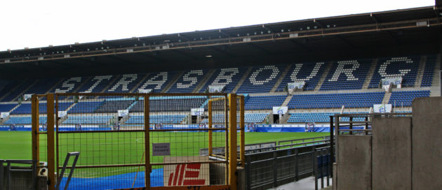 Les tribunes populaires au debout au bord du stade vont-elles résister à la rénovation de la Meinau ? (photo JFG / Rue89 Strasbourg)