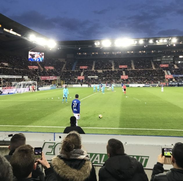 Les tribunes populaires debout au bord de la pelouse, bientôt un souvenir ? photo JFG / Rue89 Strasbourg