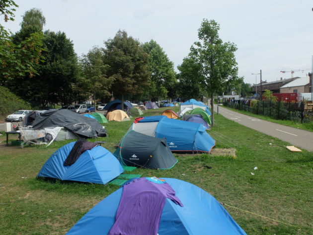 Un camp de migrants et de demandeurs d'asile en août 2013 aux Remparts. L'endroit a été grillagé depuis, le camp s'est reformé quelques centaines de mètres plus loin... (Archives Rue89 Strasbourg)