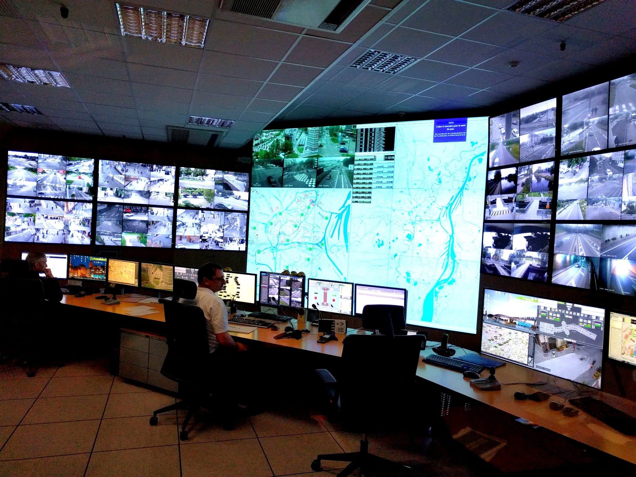 Le centre d'informations routières de l'agglomération de Strasbourg (Sirac) où arrivent les images du système de vidéo-surveillance du trafic. (Photo PF / Rue89 Strasbourg)