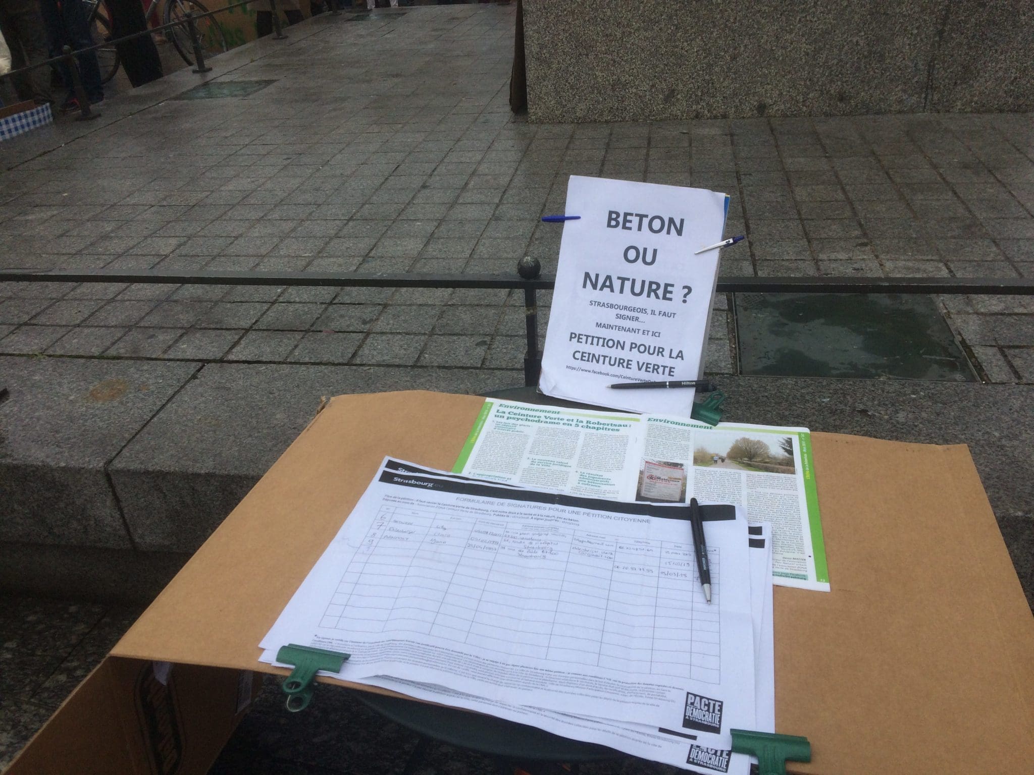 À l'occasion de la manifestation des lycéens pour le Climat, une pétition pour la ceinture verte avait été déposée (photo JFG / Rue89 Strasbourg)