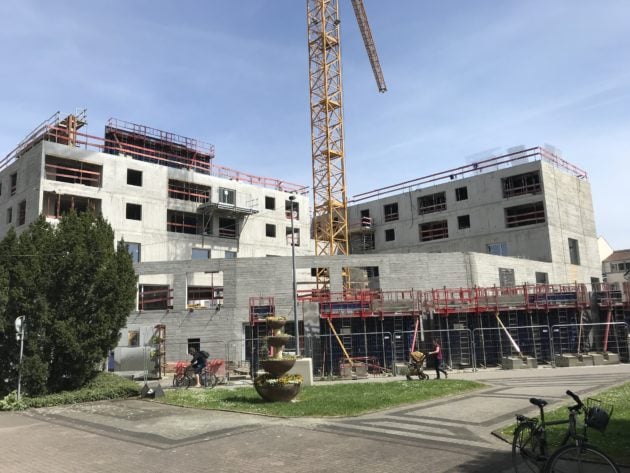 La médiathèque de Schiltigheim, aujourd'hui en travaux, bénéficiera d'une grande terrasse. (photo JFG / Rue89 Strasbourg)