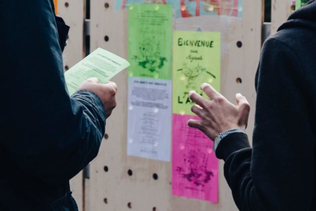 Discussions avec un passant (photo Abdesslam Mirdass / Hans Lucas)