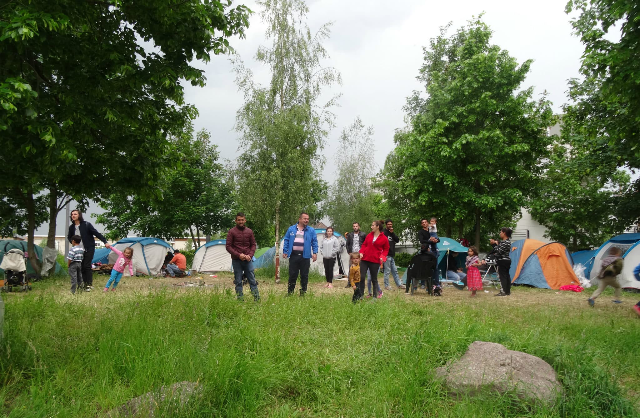 Une trentaine de personnes vivent à l'entrée du Neuhof sous tentes. (photo Gérard Baumgart)