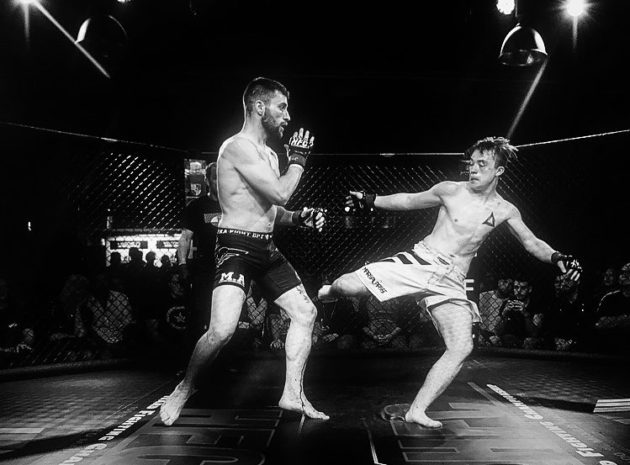 Le MMA permet coups de poings, pieds, coude, genou et coups au sol dans une cage en forme d’octogone (Photo : Simone Buchmüller / HFC)