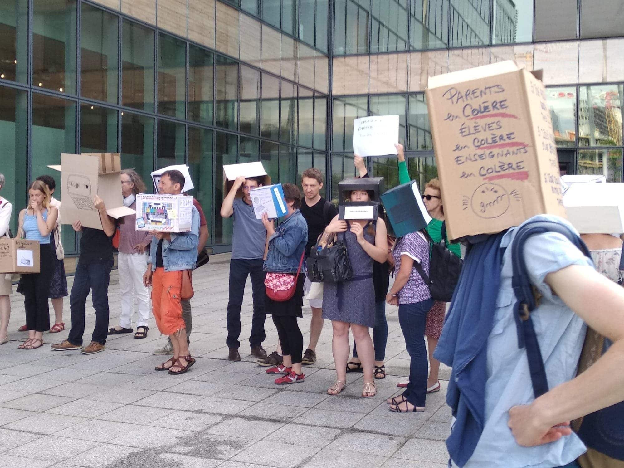 Des enseignants manifestent devant l'Hôtel de Région contre le numérique dans les lycées. (Photo LS / Rue89 Strasbourg / cc)