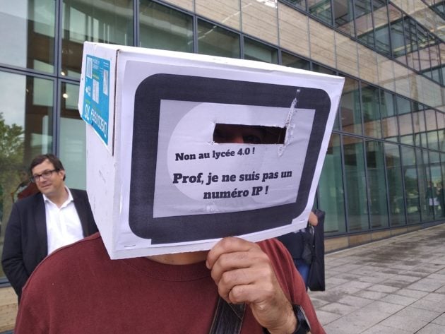 Un participant a posé un carton en forme de télévision sur la tête. "Prof, je ne suis pas un numéro IP".