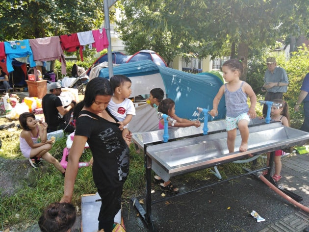 Enfin un peu d'eau courante et potable pour le campement de sans-abris rue des Canonniers. (photo Charles Guthlin)