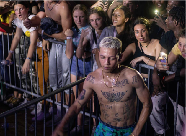 Suivi par près d'un million de personnes sur sa chaîne YouTube, le jeune Elsauvien de 21 ans a su créer la complicité avec son public. (Photo : Basile Berthou)