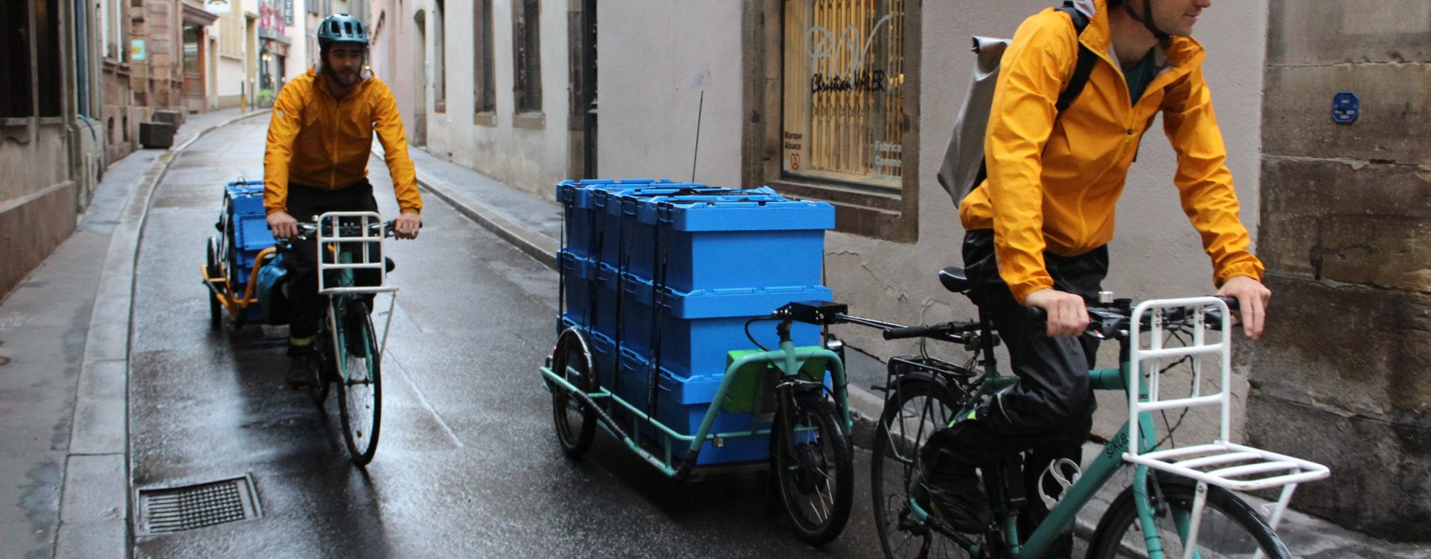 À vélo-remorque dans les rues de Strasbourg pour récupérer les épluchures des restaurants