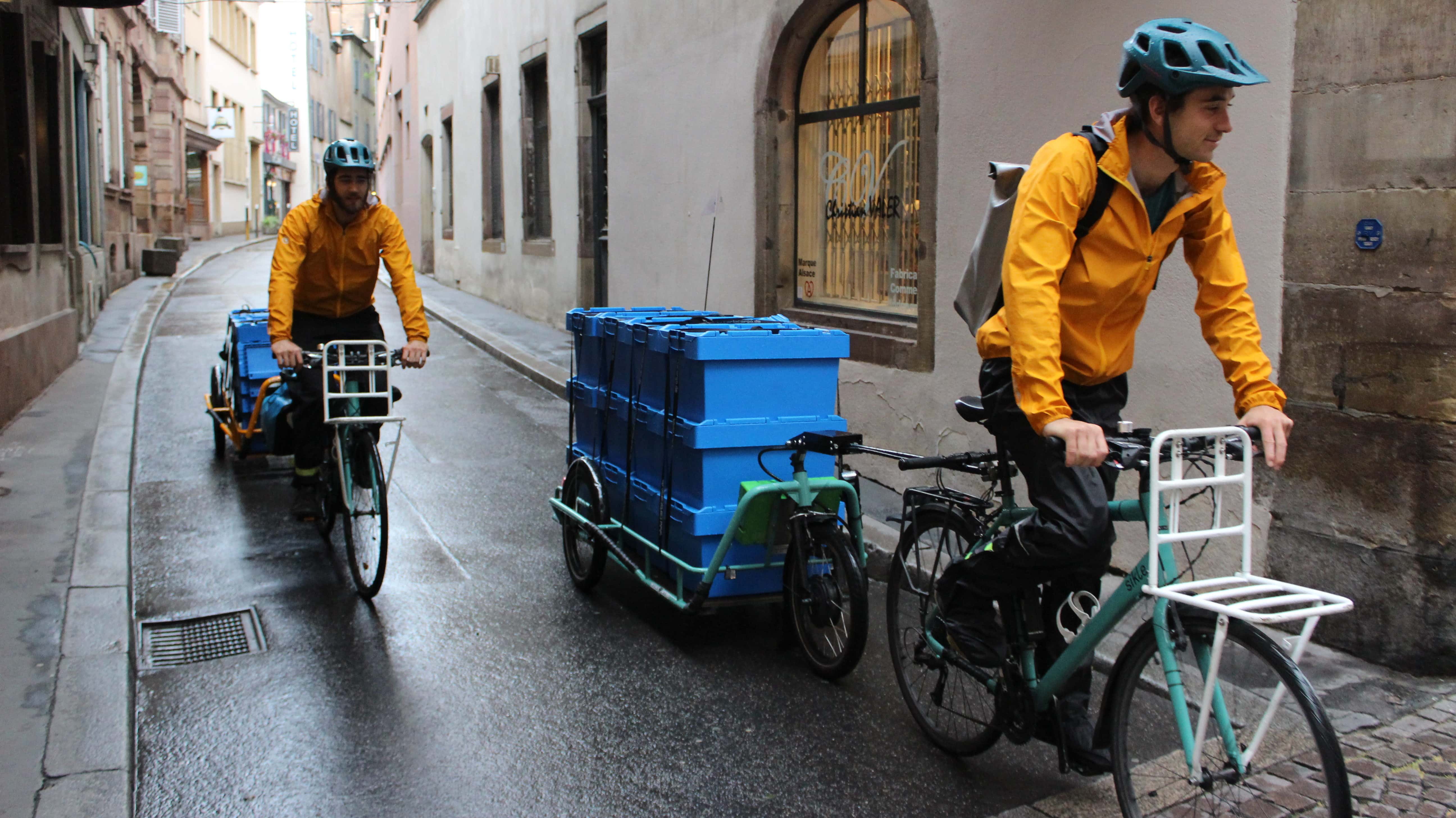 À vélo-remorque dans les rues de Strasbourg pour récupérer les épluchures des restaurants