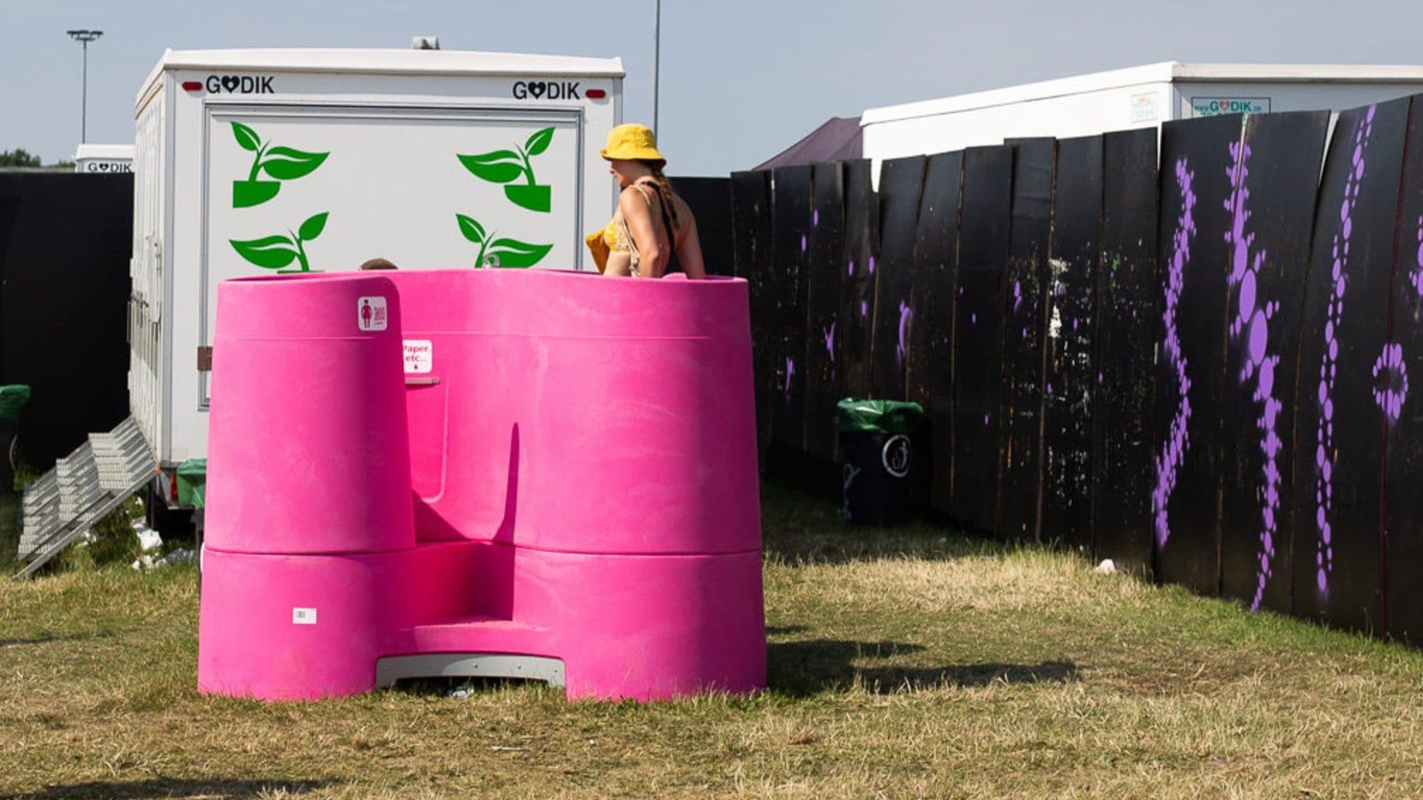 Le tout premier urinoir féminin testé au festival Summer Vibration