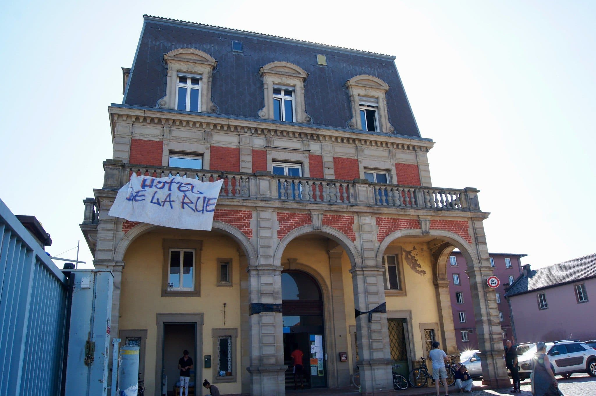 Squat autogéré ou centre d'hébergement sous convention avec la Ville de Strasbourg ? Les bénévoles et habitants de l'hôtel de la rue Gruber décident lundi soir. (Photo Emeline Burckel / Rue89 Strasbourg / cc)