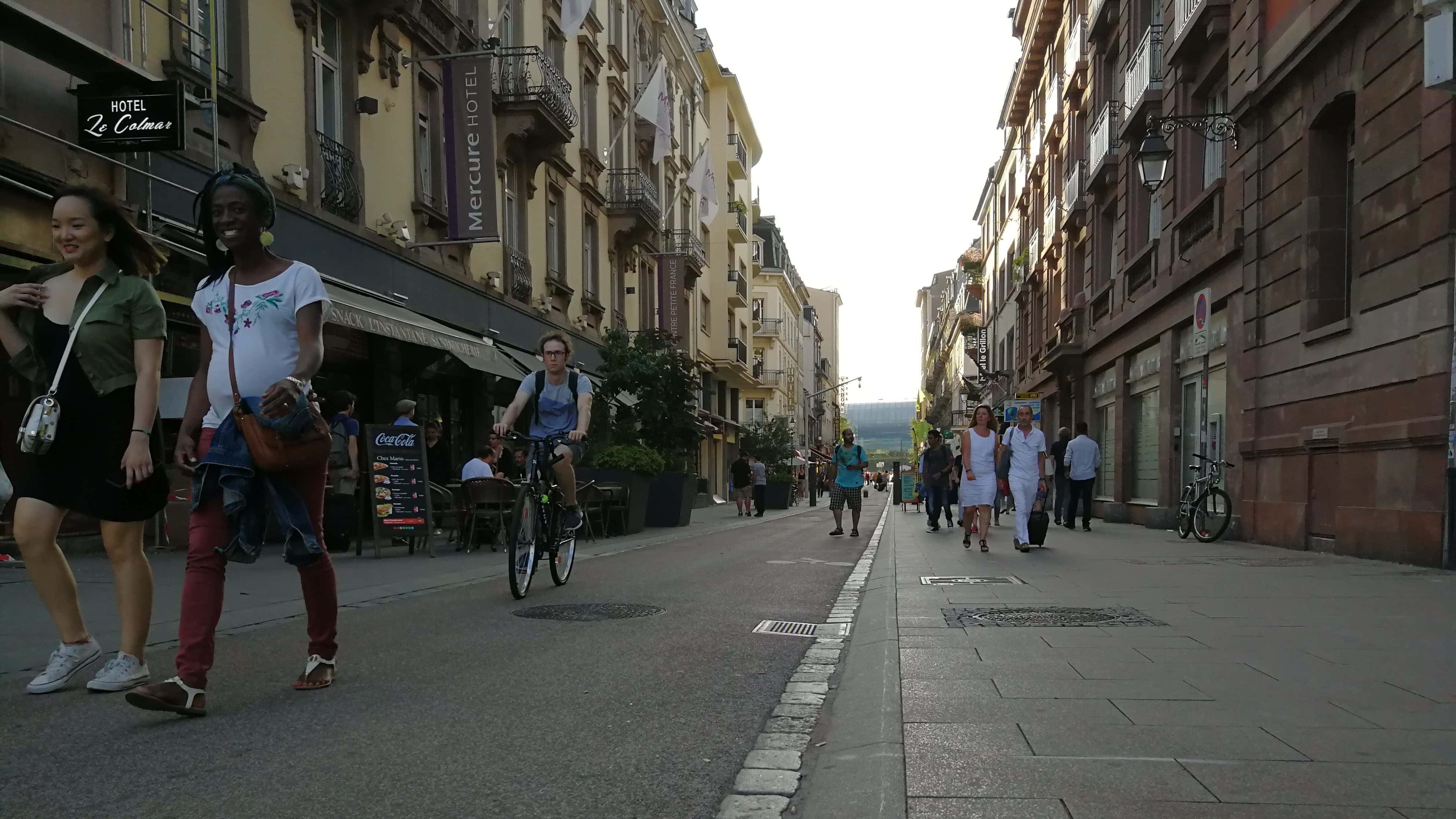 Dans le Strasbourg piétonnisé, passants, terrasses et cyclistes se marchent sur les pieds