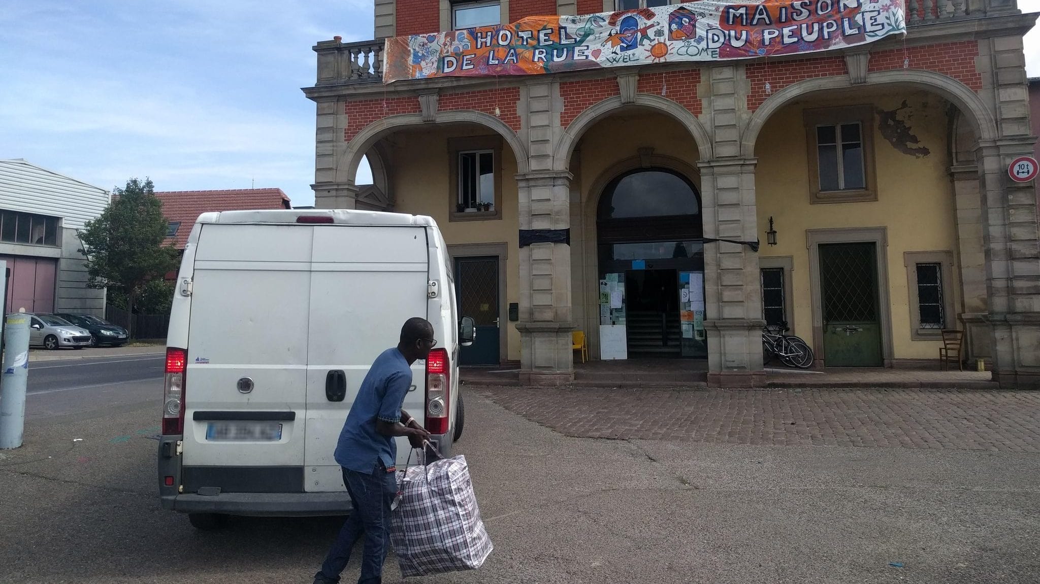 Deux huissiers mandatés par la Ville de Strasbourg au squat Gruber