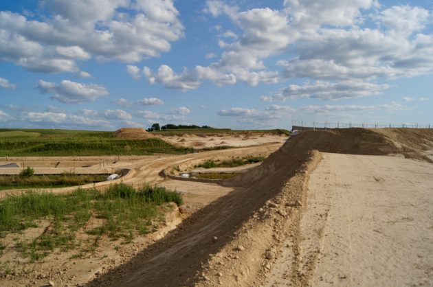 300 hectares de terres agricoles disparaissent pour laisser place au chantier de l'autoroute qui fera 24 km. (Photo Emeline Burckel / Rue89 Strasbourg / cc)