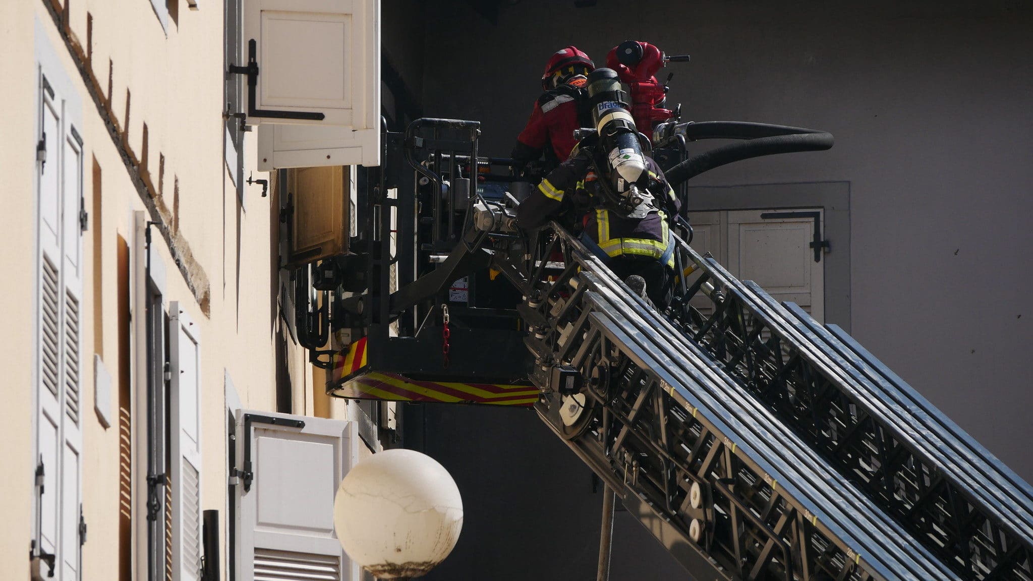 « J’aurais pu mourir » : Un pompier témoigne des nouveaux risques du métier