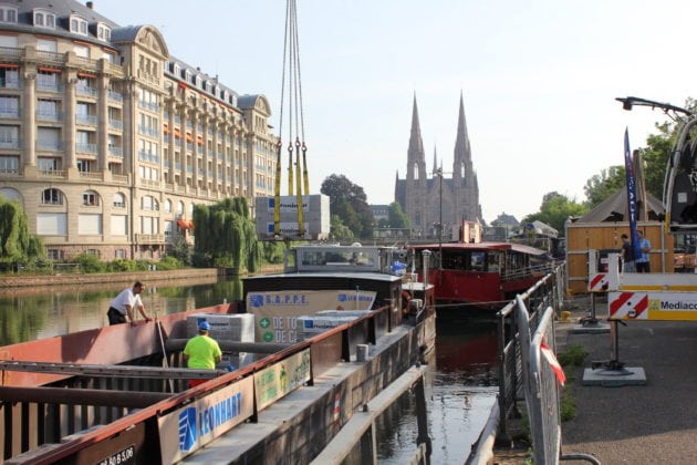 En mai 2018, le chantier des Quais Sud avait donné l'occasion de tester l'utilisation du fluvial dans la desserte du centre-ville de Strasbourg (photo Nathalie Stey).