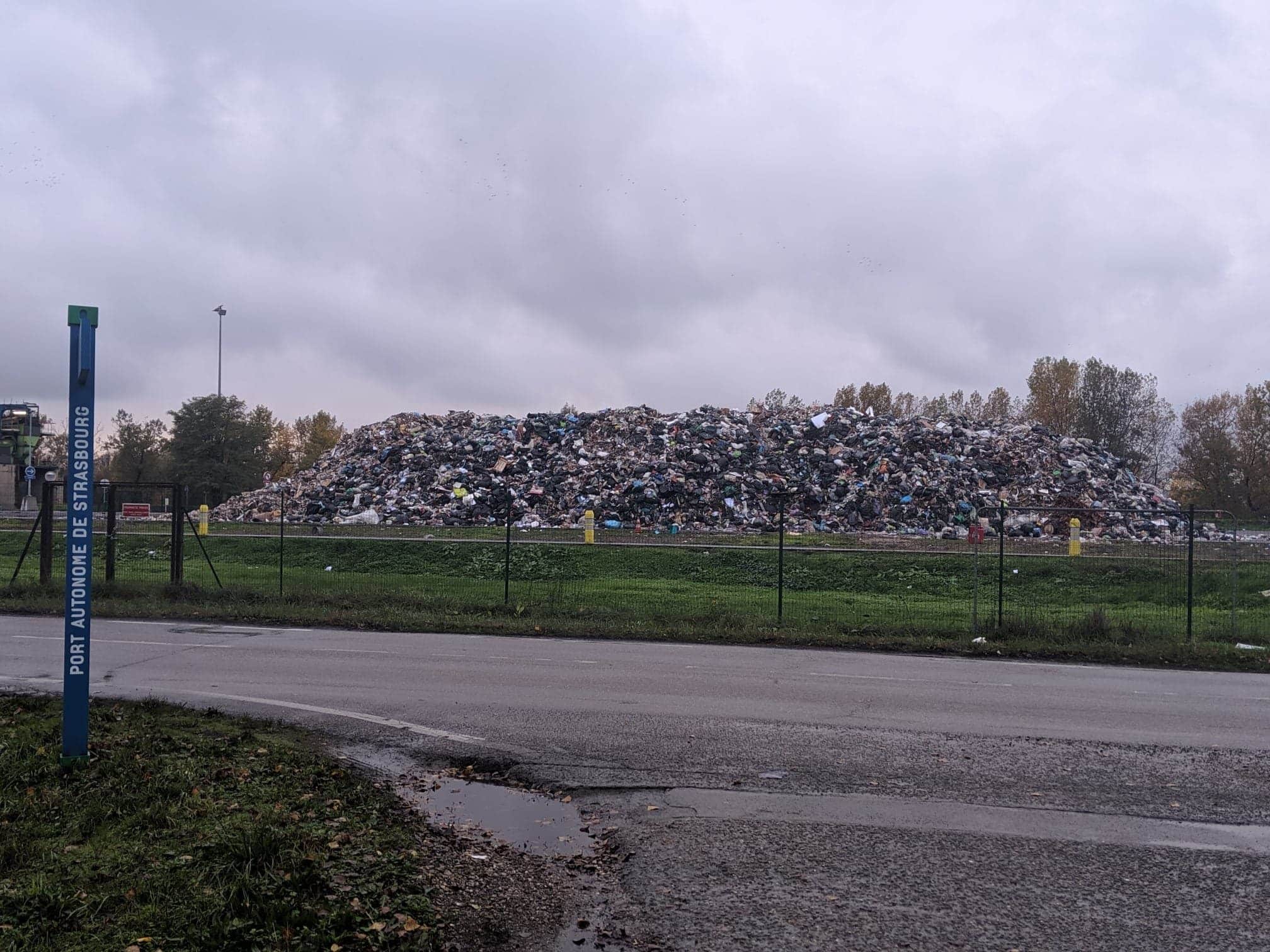 En difficulté, l’usine d’incinération entasse ses déchets dehors