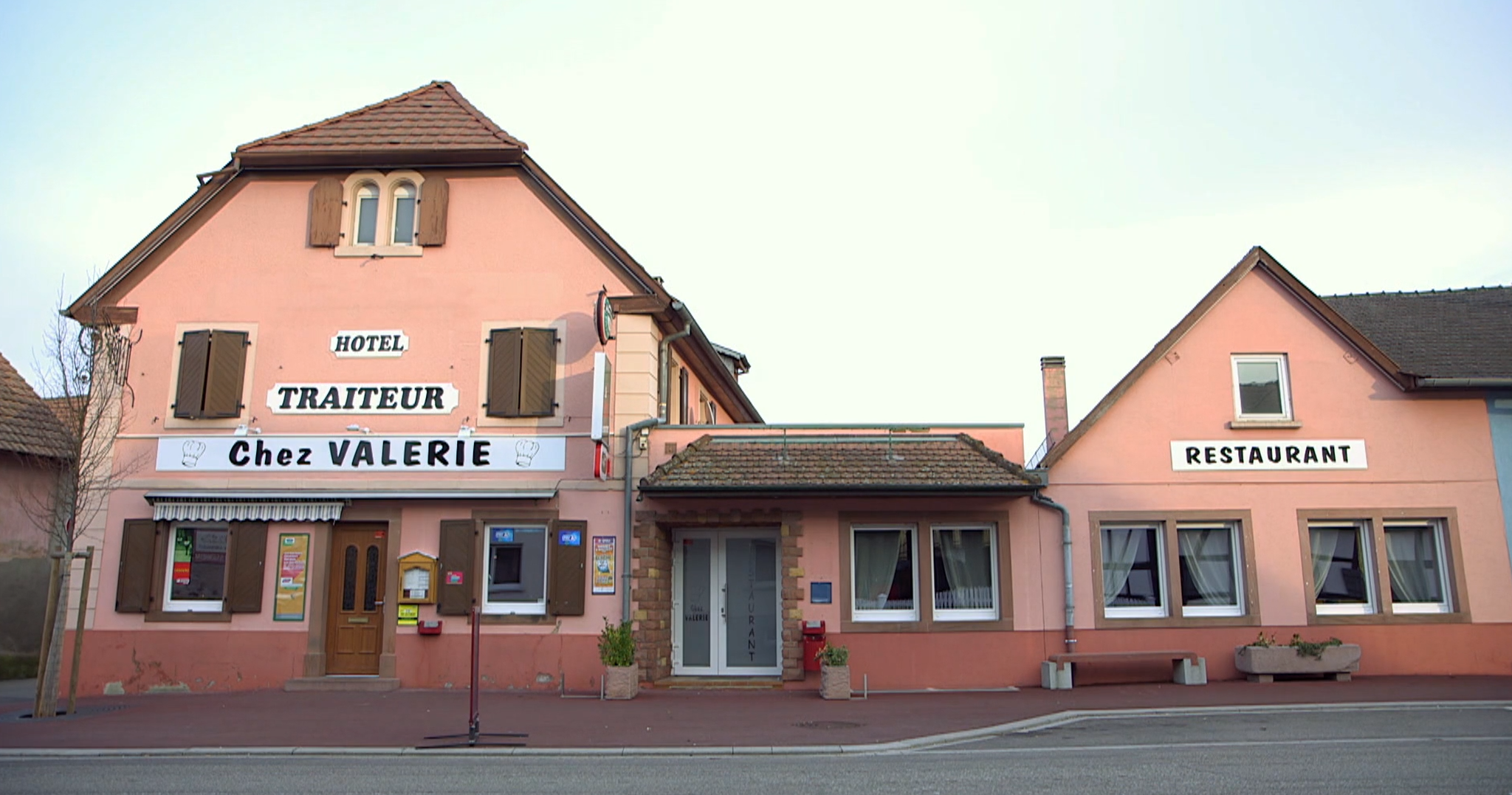 Chez Valérie, le bistrot du coin, où se discute pas mal l'activité de la centrale... (capture d'écran)