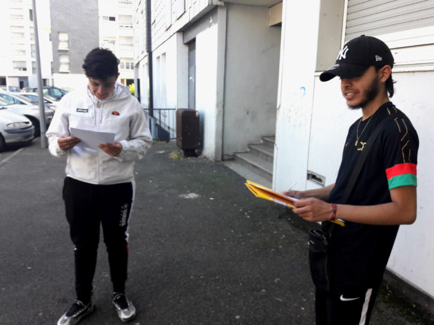 Âgés de 17 ans, Mikaïl Baba (à gauche), et Dylan Hunzinger, ont planché sur l'écriture du scénario et le langage audiovisuel. (Photo : doc.remis) 