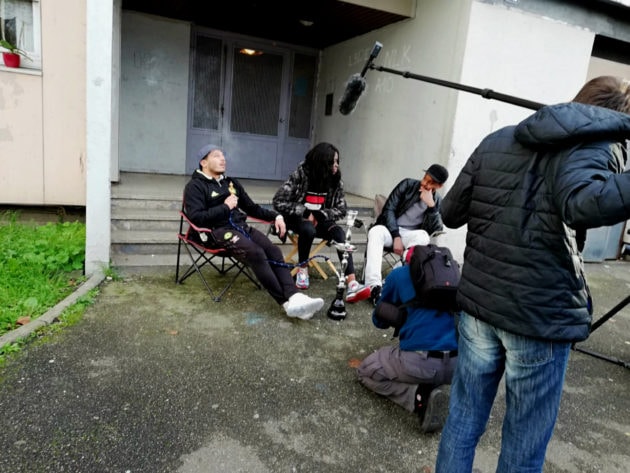 Tournage au pied du 32, place Érasme, au coeur de la maille Éléonore. La dernière, avec la Brigitte, à ne pas encore avoir été touchée par les rénovations. (Photo : doc.remis)