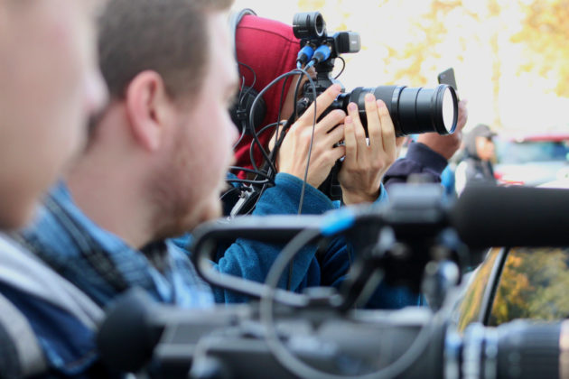 Sur les tournages, les jeunes filment en alternance avec des professionnels comme ici, JP, vidéaste de l'association Kapta. (Photo : OG / Rue89 Strasbourg)