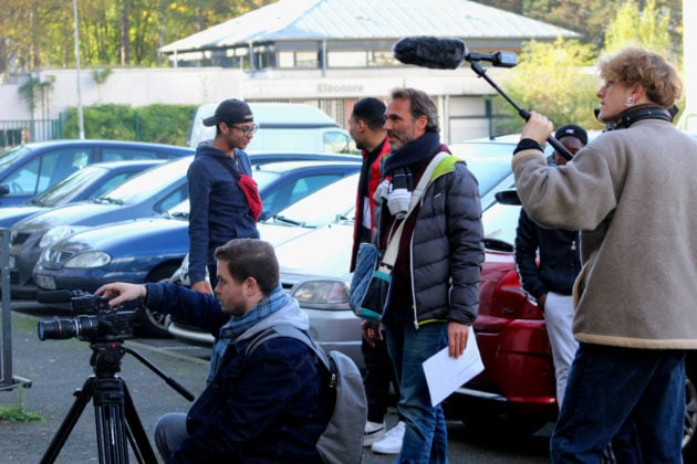 Le vidéaste strasbourgeoisVincent Viac (doudoune bleue) supervise le déroulement des tournages. (Photo : OG / Rue89 Strasbourg)