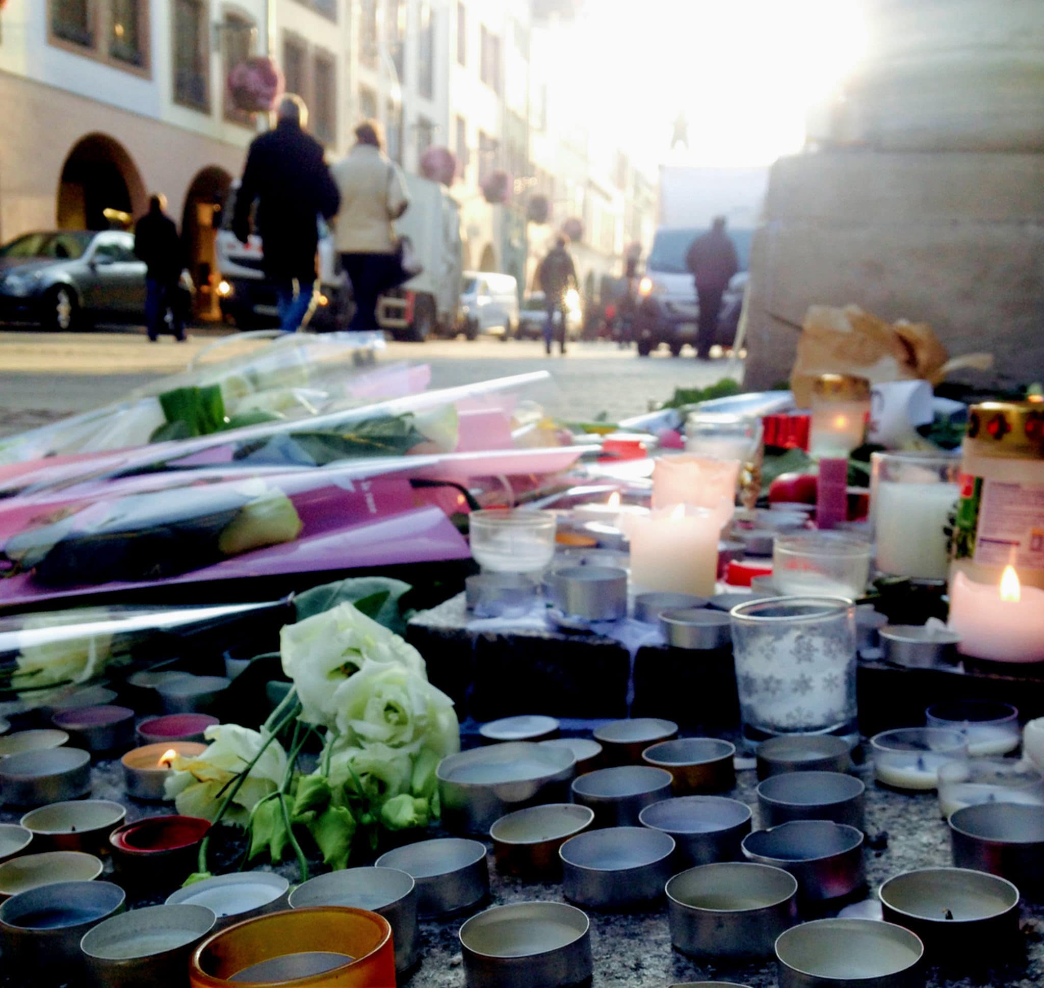 "Ces objets déposés sont transformés en quelque chose qui rappelle ce deuil commun, cette épreuve commune". (Photo : OG / Rue89 Strasbourg)