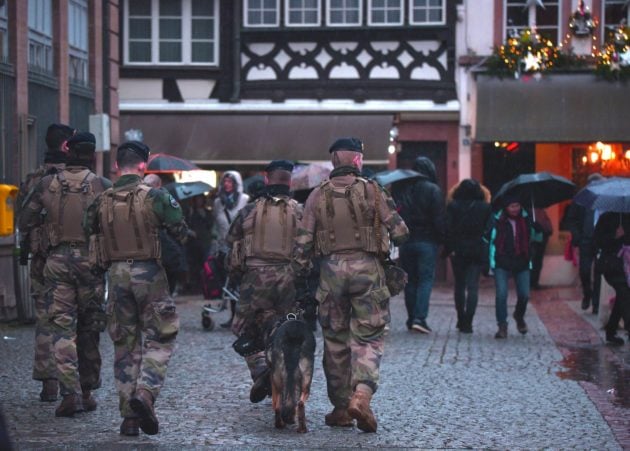 Militaires de l'opération Sentinelles dans les rue de Strasbourg pendant le Marché de Noël (Photo Victor Maire / Rue89 Strasbourg / cc)
