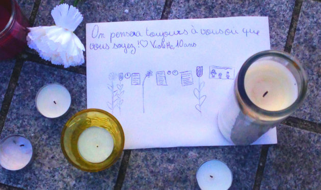 "On pensera toujours à vous, où que vous soyez". Les mots et les dessins de Violette, 10 ans, sur un mot déposé Place Kléber, en décembre 2018. (Photo : OG / Rue89 Strasbourg)