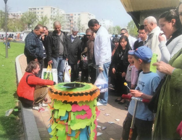 En 2010, des post-it recouvrent les poubelles du quartier. Oeuvre de l'artiste en résidence Hiroto Naokatahira, un artiste contemporain qui ne parlait pas un mot de français. (Photo : Horizome)