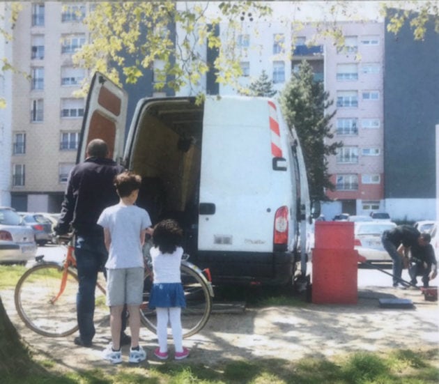 La petite entreprise informelle et itinérante de réparateur de pneus n'a pas duré longtemps et a été délogée par la police. (Photo : Horizome)