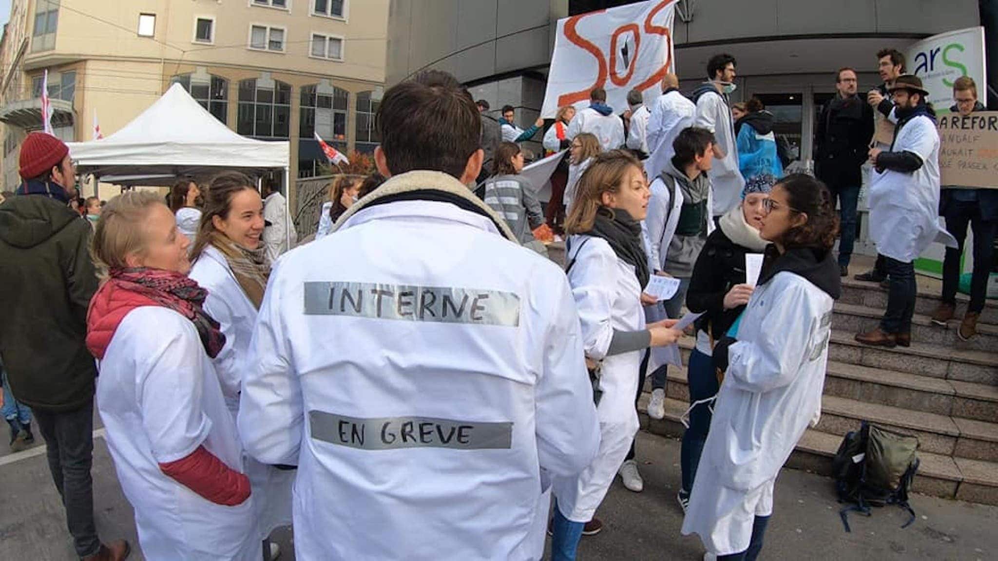 Le 17 décembre 2019, les internes manifestaient devant l'Agence régionale de santé, à Nancy, pour notamment dénoncer les conditions dans lesquelles s'effectuent les gardes de nuit et de weekend.