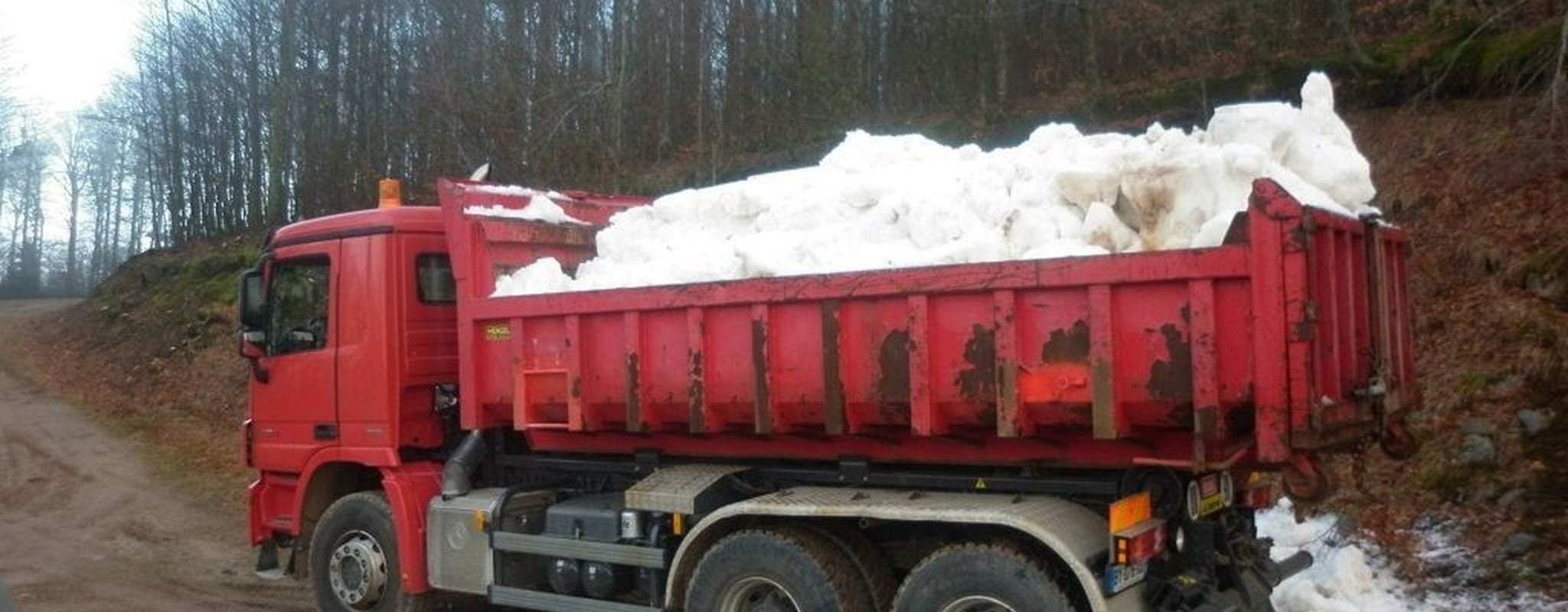 À Gérardmer, une station de ski a bien fait transporter sa neige par camions