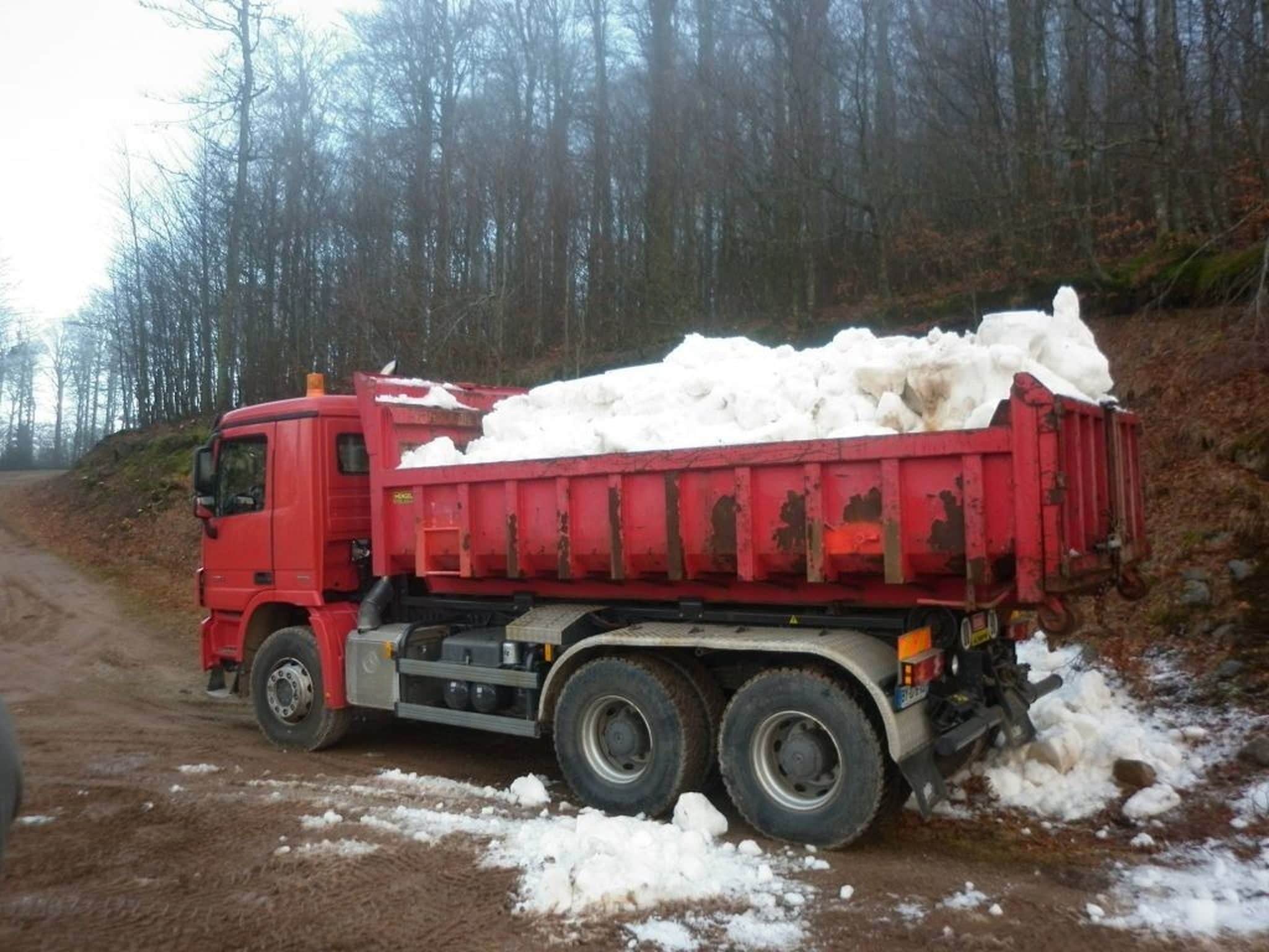 À Gérardmer, une station de ski a bien fait transporter sa neige par camions