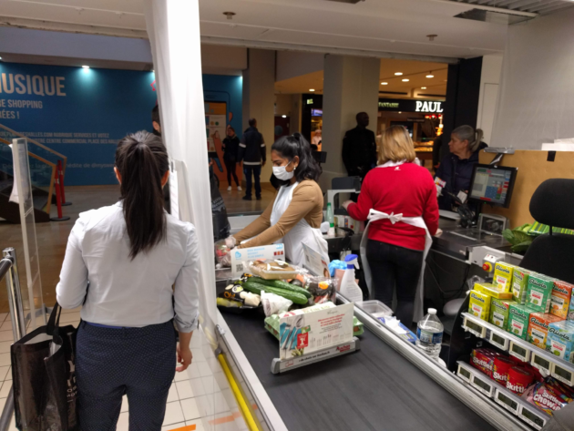 Au Simply Market des Halles, des voiles de plastique ont été placés entre les caissières et les clients (Photo PF / Rue89 Strasbourg / cc)