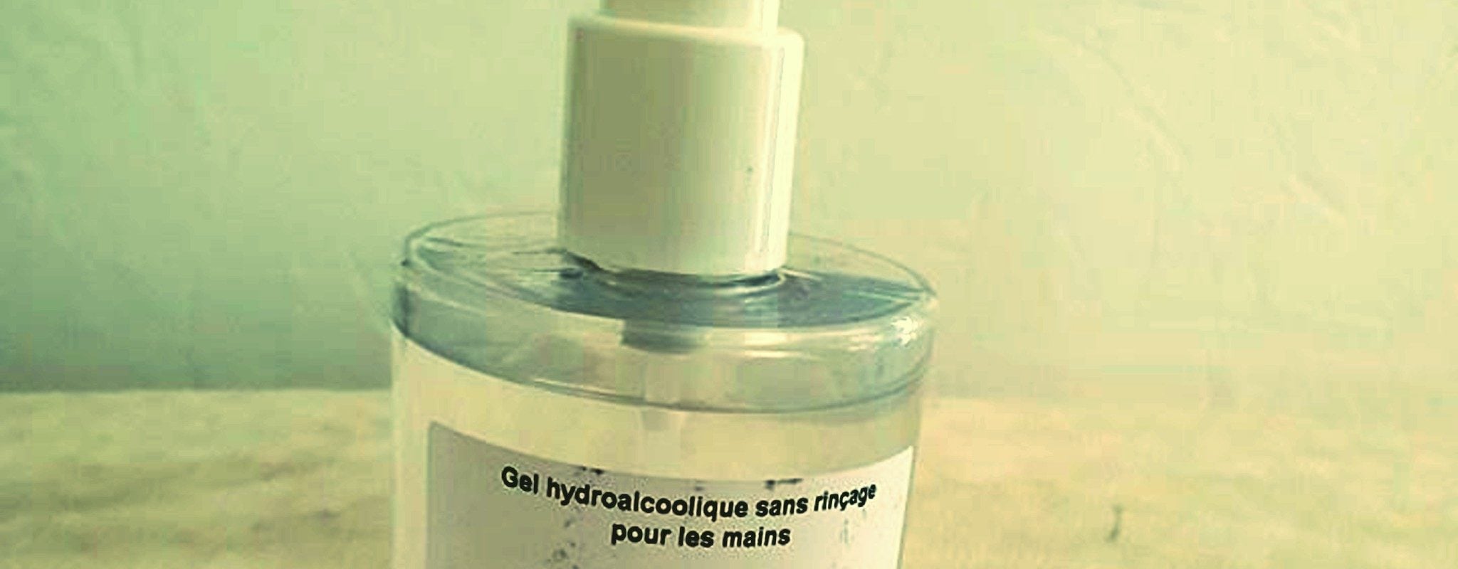 Du gel hydroalcoolique LVMH gratuit, vendu dans un Carrefour de Strasbourg