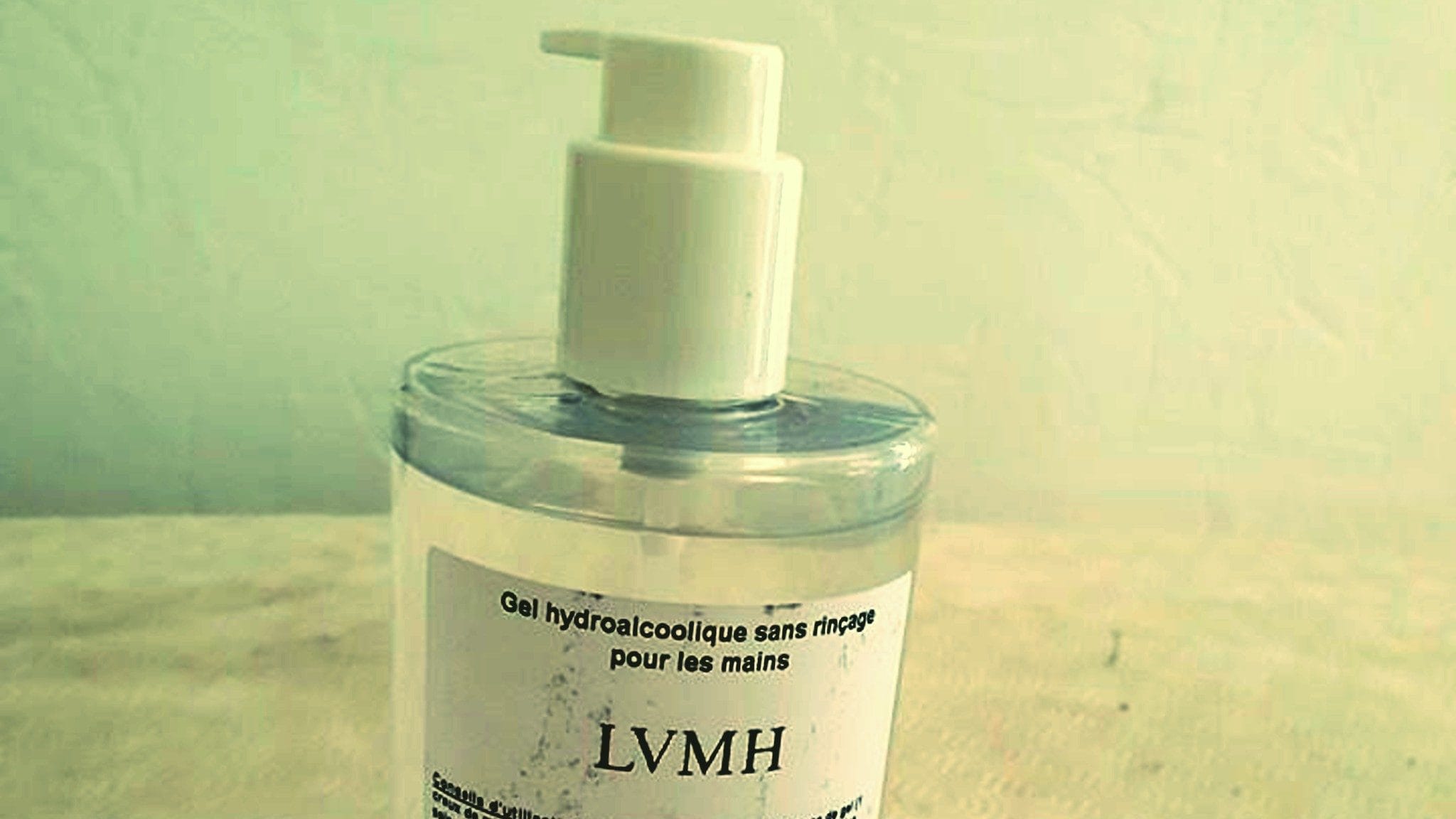 Du gel hydroalcoolique LVMH gratuit, vendu dans un Carrefour de Strasbourg