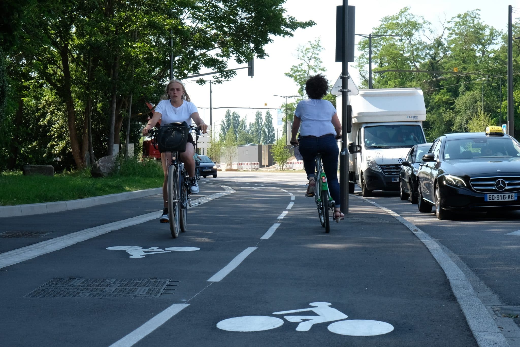 Un feu tricolore planté au milieu d’une piste cyclable toute neuve