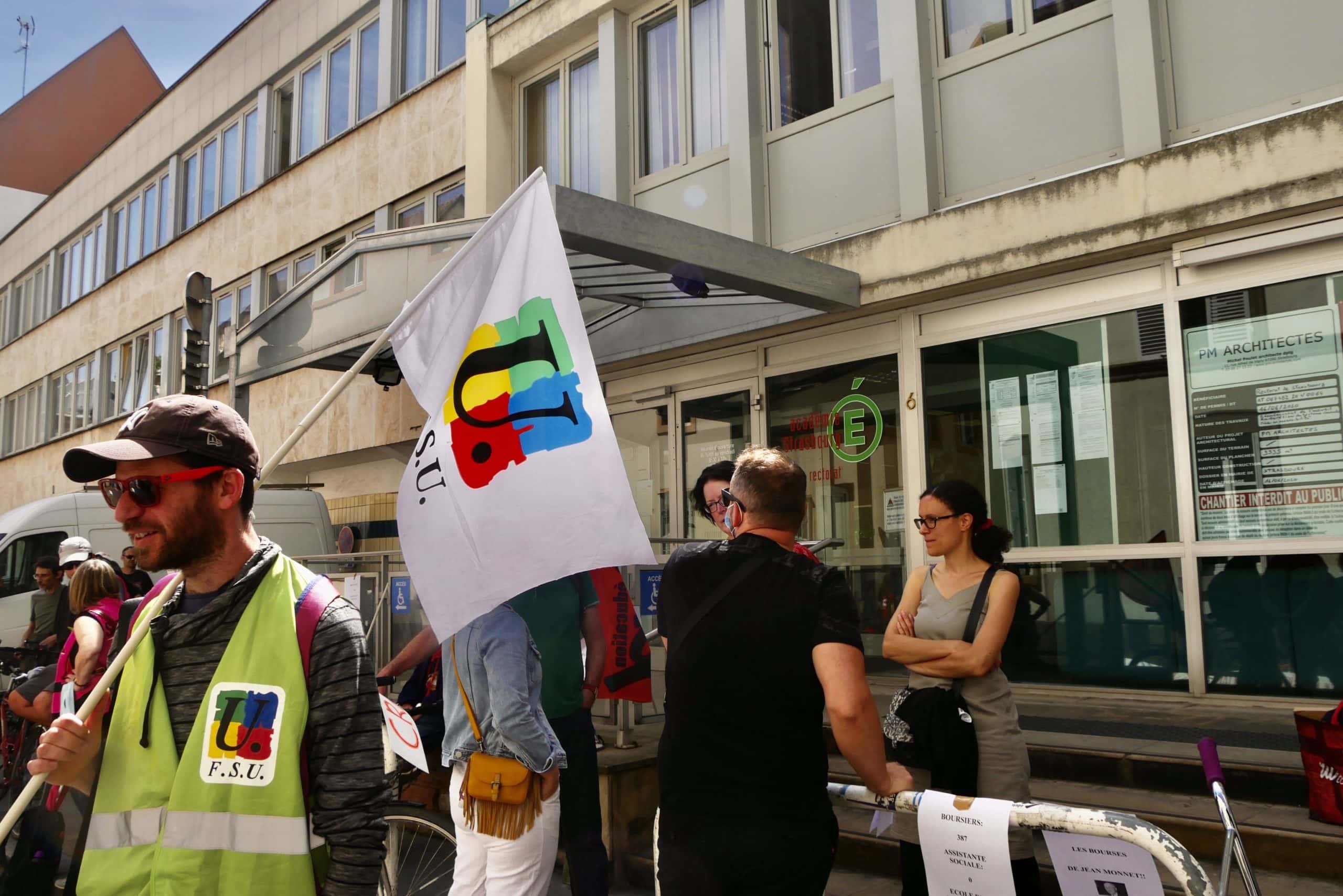 Craignant des dizaines de suppressions de postes de professeurs, des syndicats se rassemblent devant le Rectorat vendredi