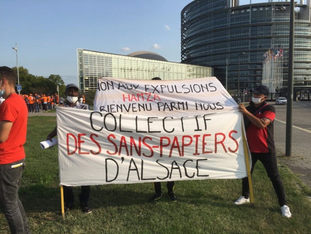 Les membres du collectif des Sans-papiers d'Alsace devant le parlement européen